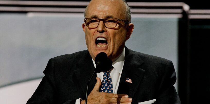 25 réactions impitoyables face à Rudy Giuliani, pur et dur de MAGA, qui se promène et découvre