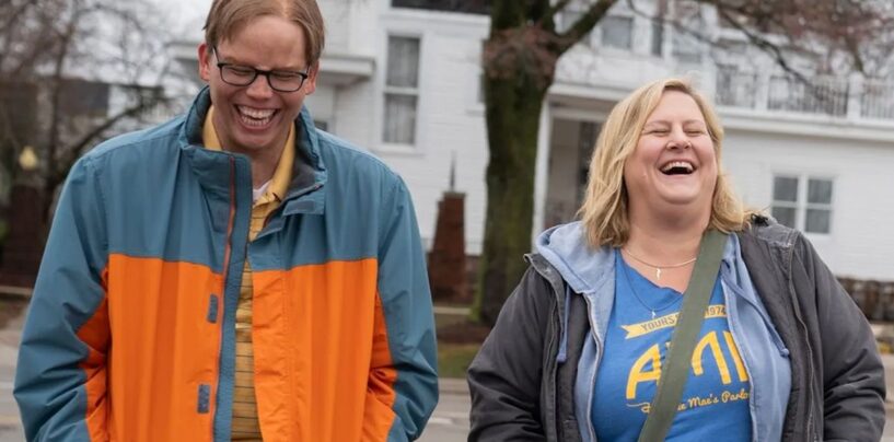 Jeff Hiller de Somebody Somewhere parle des personnages étranges et authentiques d'une petite ville qui font le succès de la série.