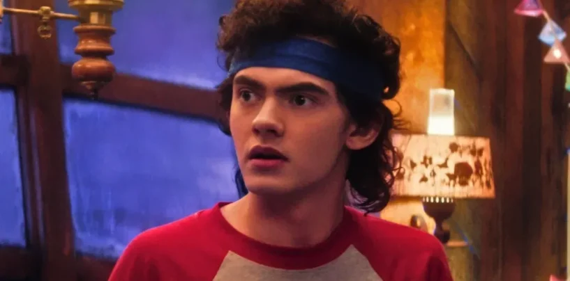 Joe Locke a donné à cette affiche de film gay la hache du décor « Agatha All Along »