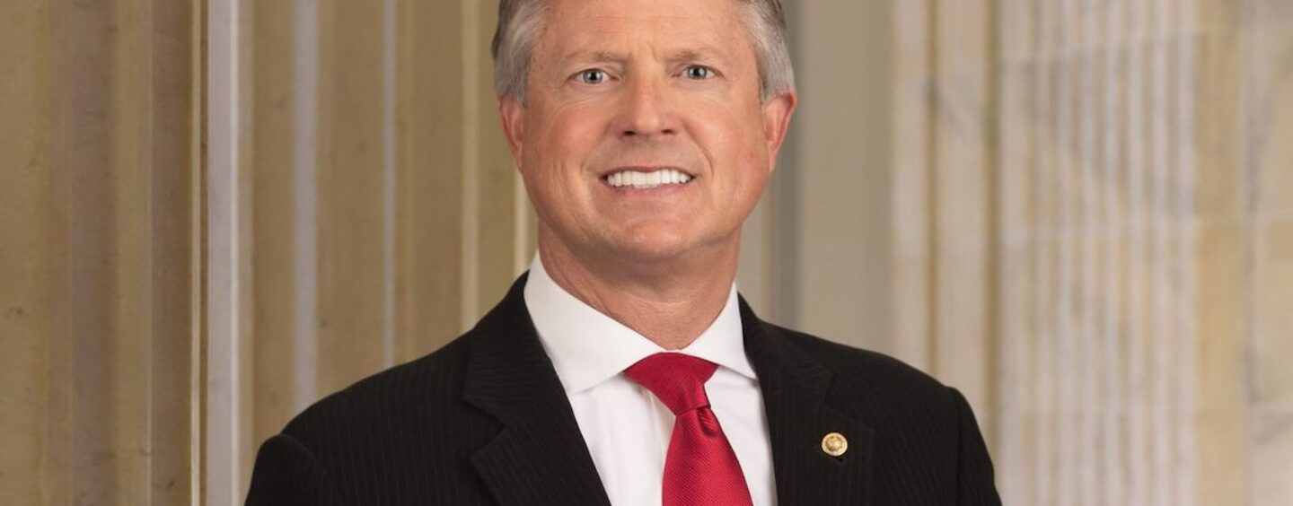 Le sénateur américain Roger Marshall du Kansas présente un projet de loi visant à nier l'identité transgenre