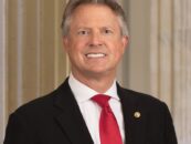 Le sénateur américain Roger Marshall du Kansas présente un projet de loi visant à nier l'identité transgenre