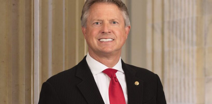 Le sénateur américain Roger Marshall du Kansas présente un projet de loi visant à nier l'identité transgenre