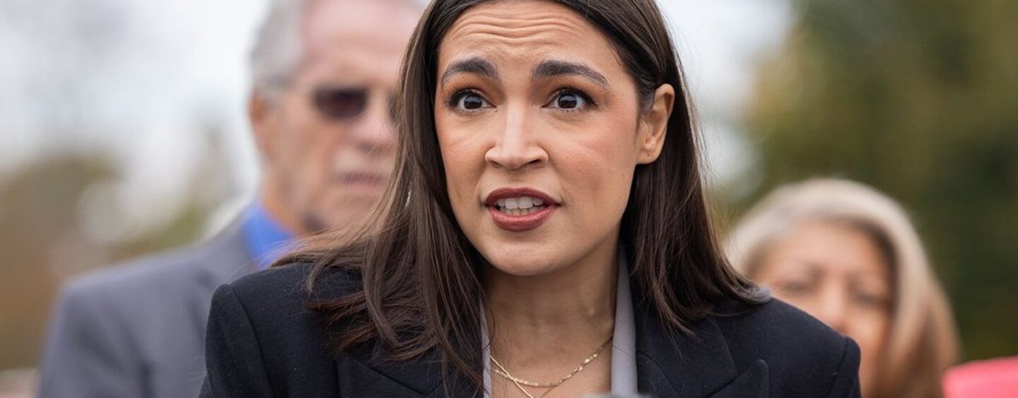 Regardez l'AOC critiquer Nancy Mace pour avoir « mis toutes les femmes en danger » avec l'interdiction des toilettes transgenres