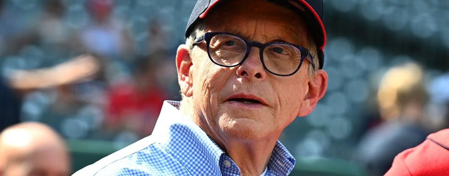 Le gouverneur de l’Ohio, DeWine, signe une loi anti-trans sur les toilettes des écoles
