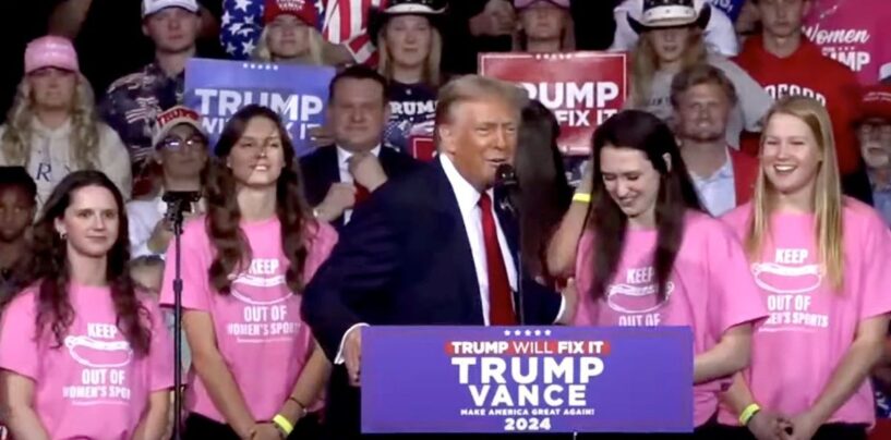 Donald Trump a accueilli l'équipe féminine de natation qui a rejeté une possible coéquipière trans