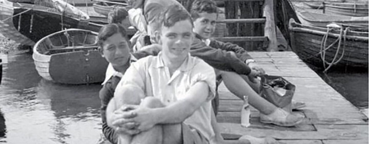 Le briseur de code de la Seconde Guerre mondiale, Alan Turing, a été emprisonné parce qu'il était gay ; « Oublier les nombreux » raconte son histoire et celle d'autres personnes