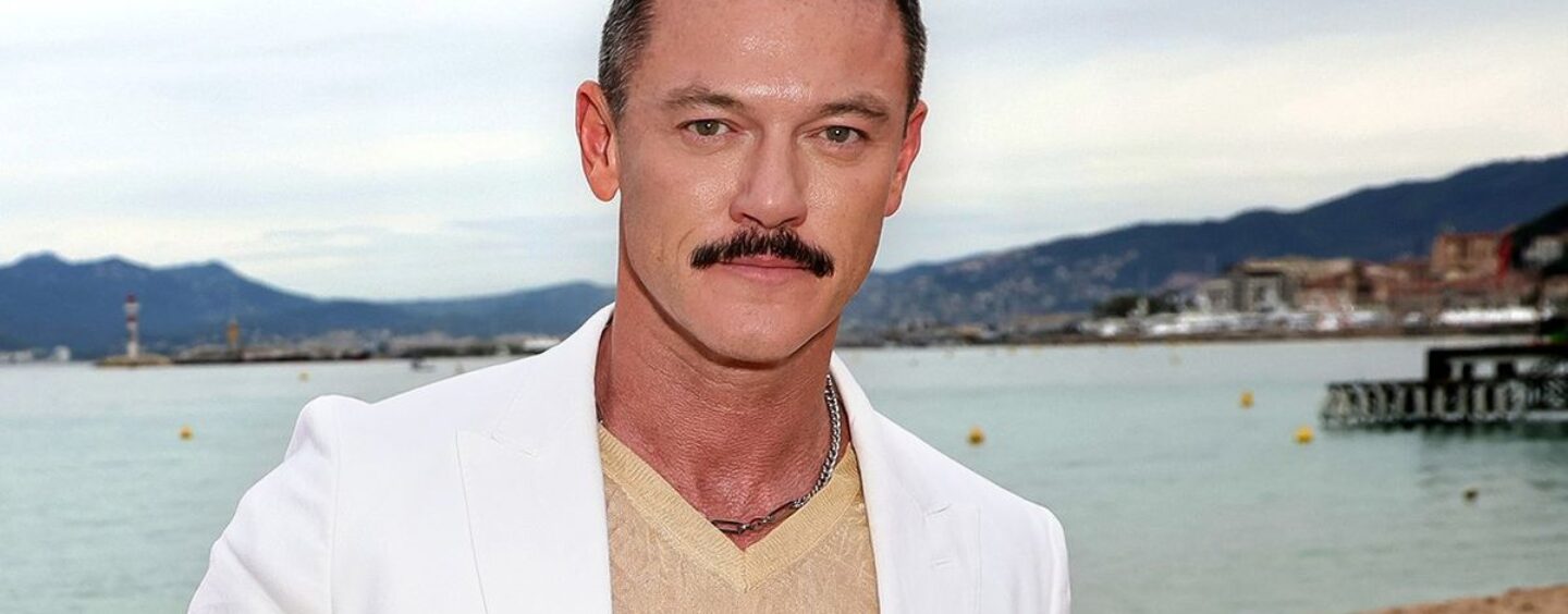 Les mémoires de Luke Evans montrent pourquoi les Témoins de Jéhovah homosexuels n'existent pas