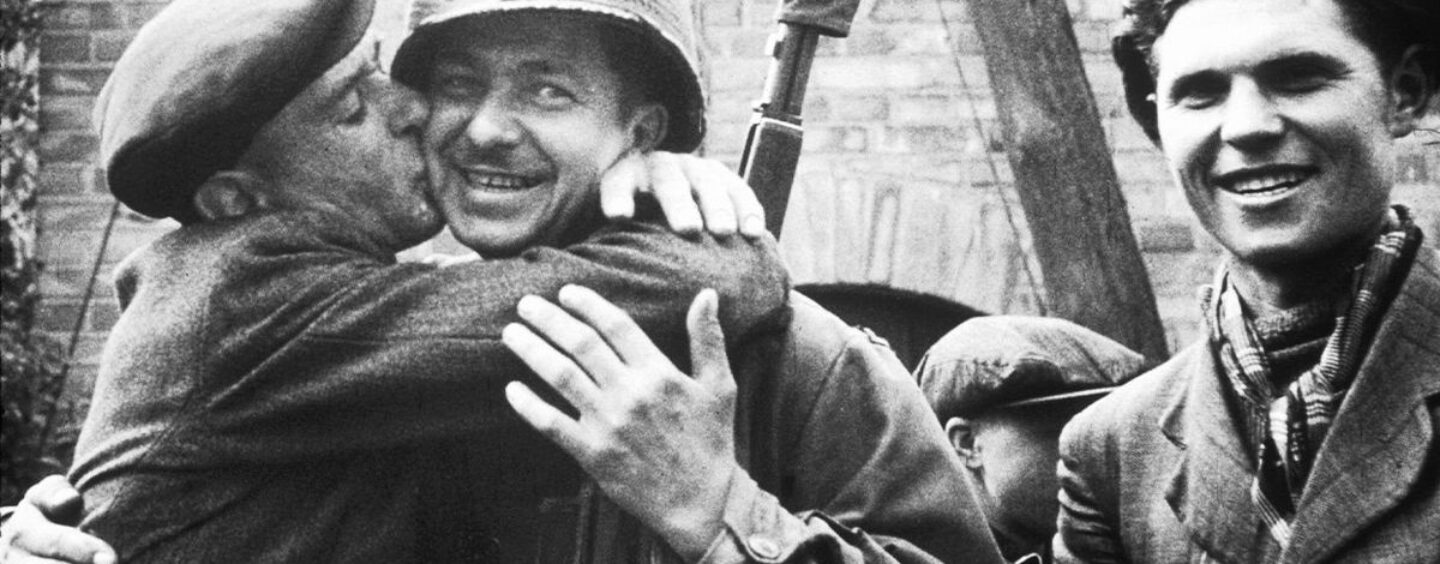 Une photo vintage de soldats en train de s'embrasser fait rire Internet à propos de leur « baiser d'amitié »