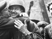Une photo vintage de soldats en train de s'embrasser fait rire Internet à propos de leur « baiser d'amitié »