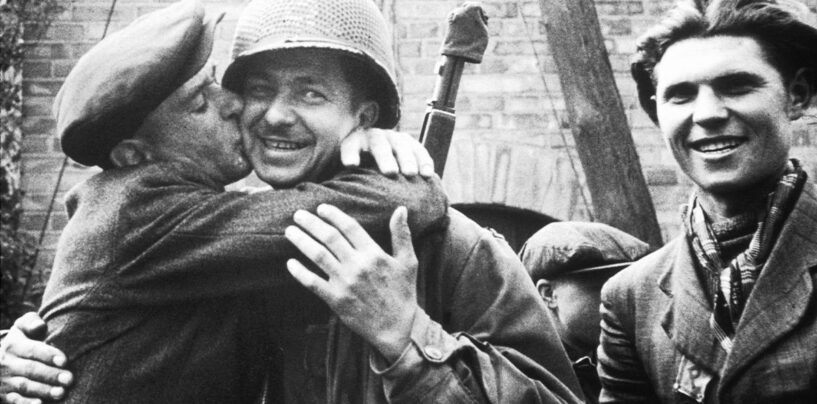 Une photo vintage de soldats en train de s'embrasser fait rire Internet à propos de leur « baiser d'amitié »