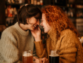 3 façons de rencontrer des femmes quand on n'a absolument aucun gaydar, selon les experts