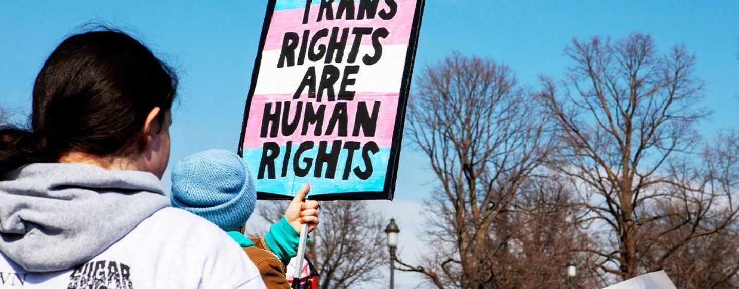 Ce que disent les groupes LGBTQ+ devant les juges de la Cour suprême qui entendent une affaire de soins affirmant le genre