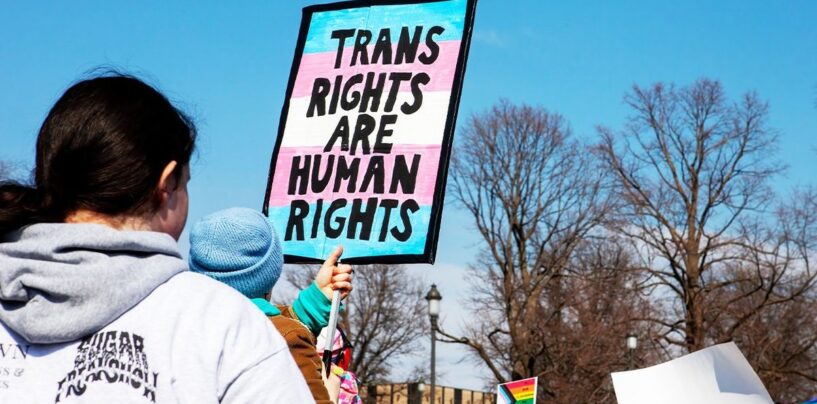 Ce que disent les groupes LGBTQ+ devant les juges de la Cour suprême qui entendent une affaire de soins affirmant le genre