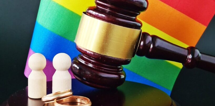 Un juge new-yorkais a refusé d'épouser un couple de lesbiennes. La communauté veut qu'elle démissionne