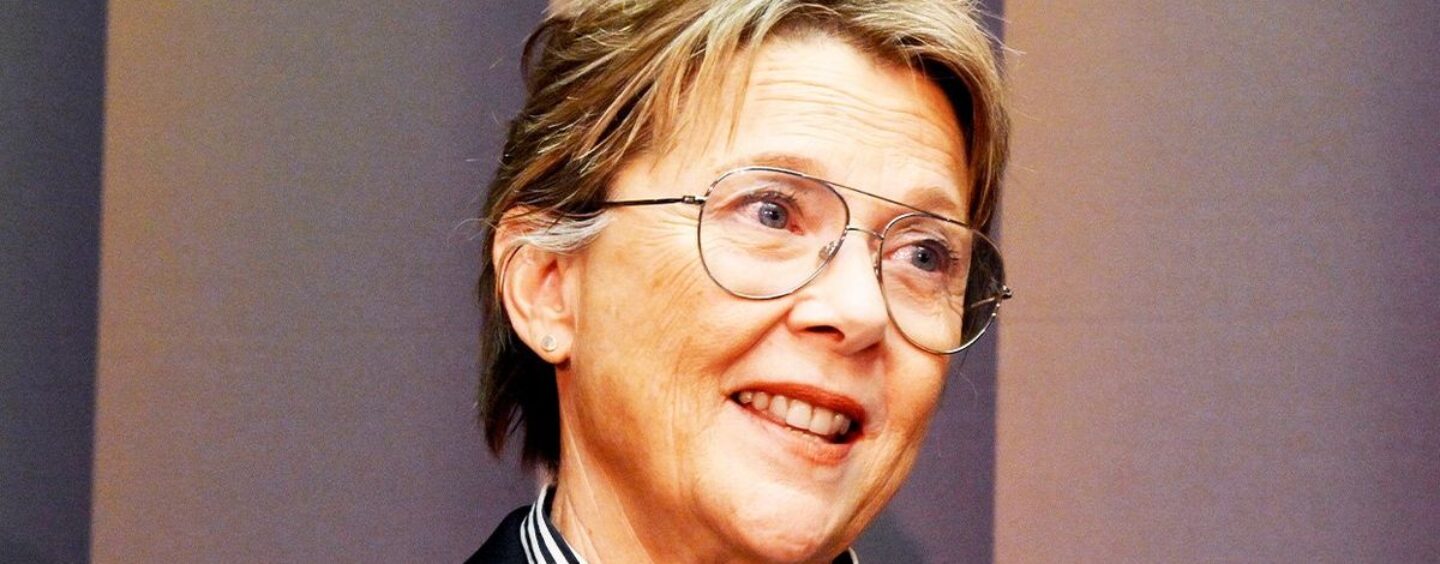 Annette Bening prononce un discours émouvant pour défendre les jeunes trans devant la Cour suprême