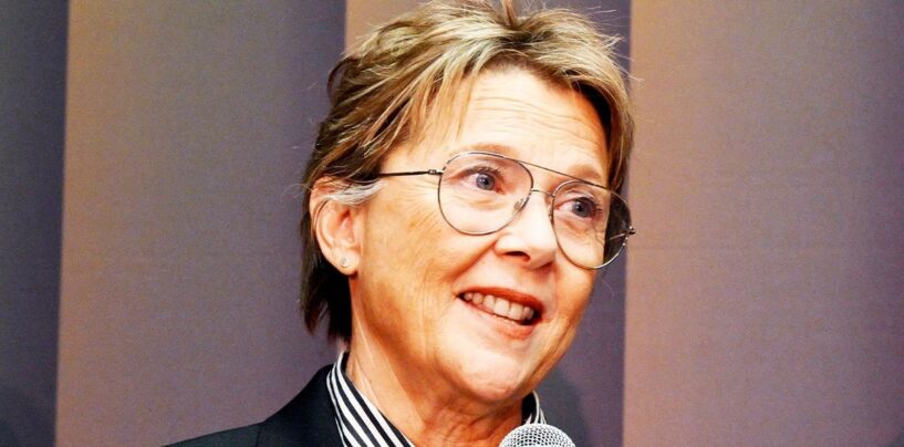 Annette Bening prononce un discours émouvant pour défendre les jeunes trans devant la Cour suprême