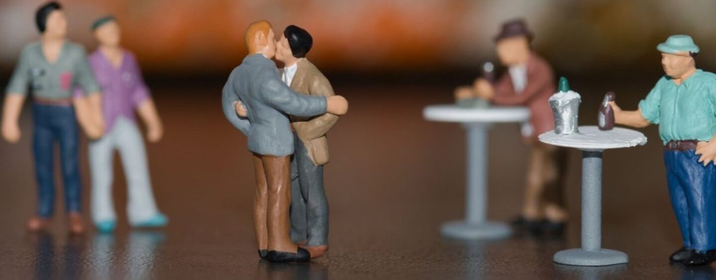L'homophobe qui a posté une vidéo effrayante d'un couple gay s'embrassant est critiqué sur Internet