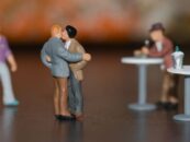 L'homophobe qui a posté une vidéo effrayante d'un couple gay s'embrassant est critiqué sur Internet