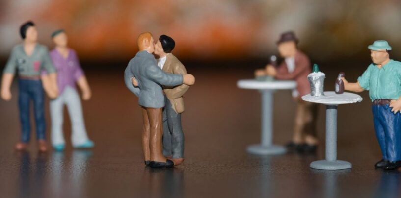 L'homophobe qui a posté une vidéo effrayante d'un couple gay s'embrassant est critiqué sur Internet