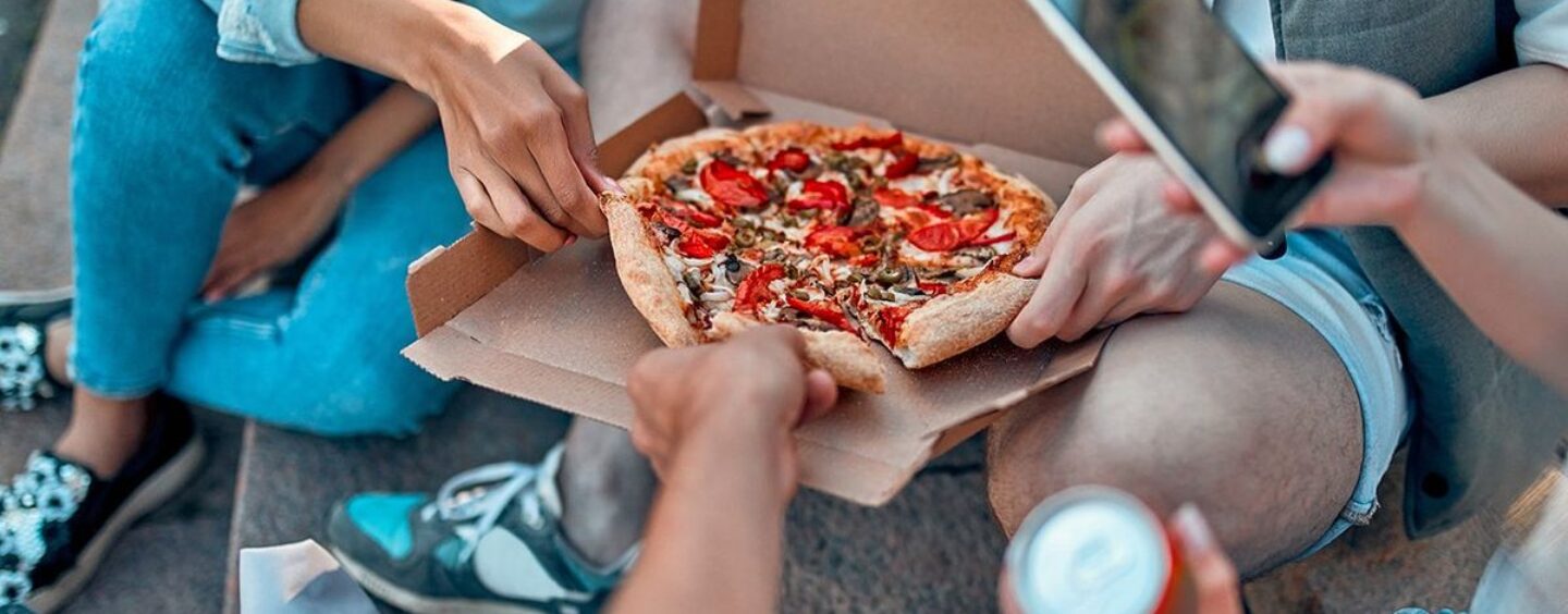 Un conseil municipal de Washington supprime un programme de pizza pour les jeunes LGBTQ+ après avoir craint de transformer des enfants transgenres
