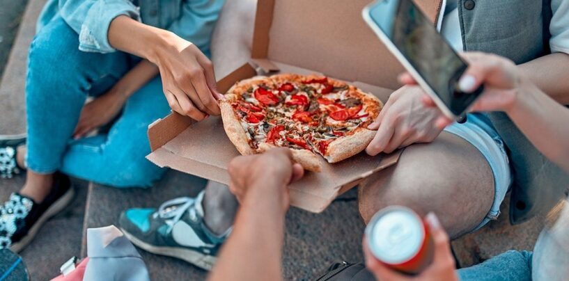 Un conseil municipal de Washington supprime un programme de pizza pour les jeunes LGBTQ+ après avoir craint de transformer des enfants transgenres