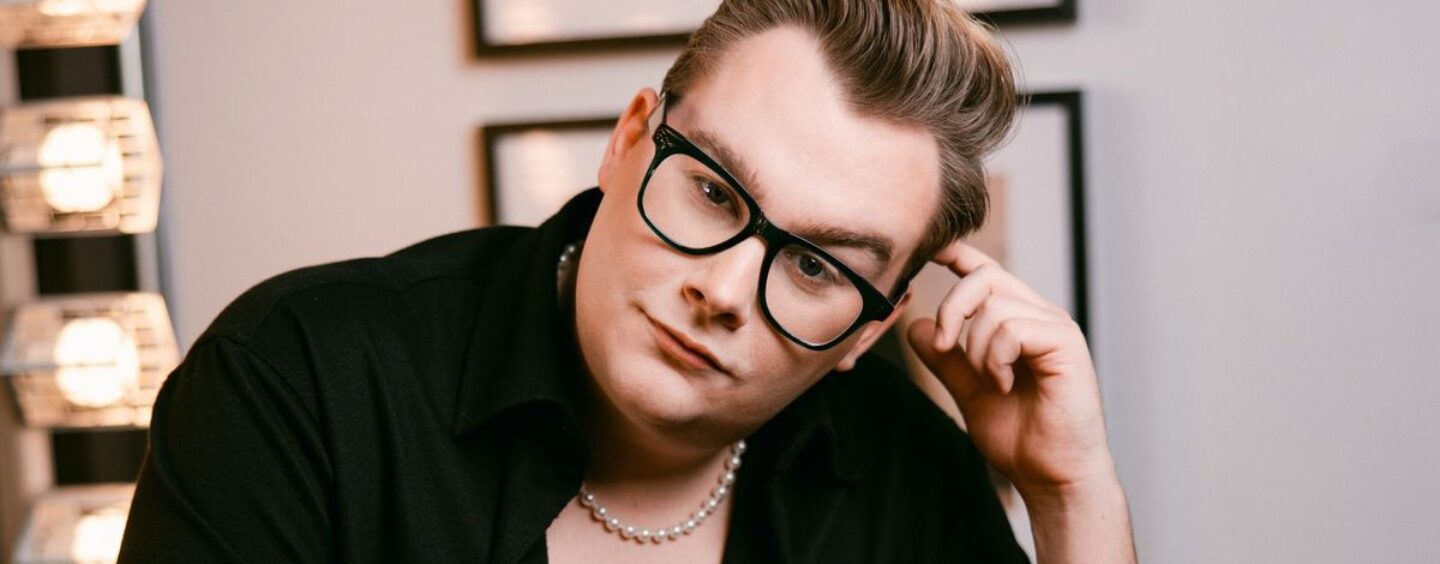 Rencontrez Tom Hearn, le comédien risqué qui a soif de papas