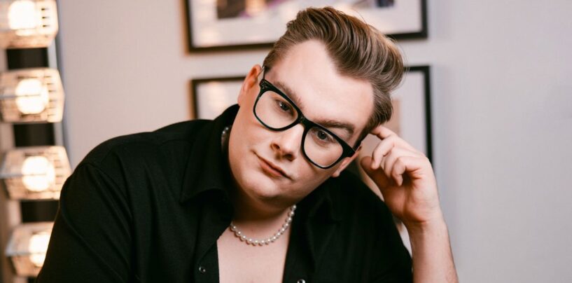 Rencontrez Tom Hearn, le comédien risqué qui a soif de papas