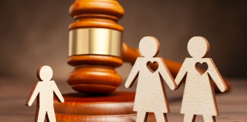 Les parents LGBTQ+ se précipitent pour adopter leurs enfants avant que Trump ne prête serment