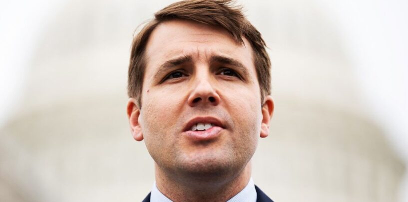 Le démocrate gay est le seul à voter LGBTQ+ au Congrès pour un projet de loi anti-trans sur la défense nationale