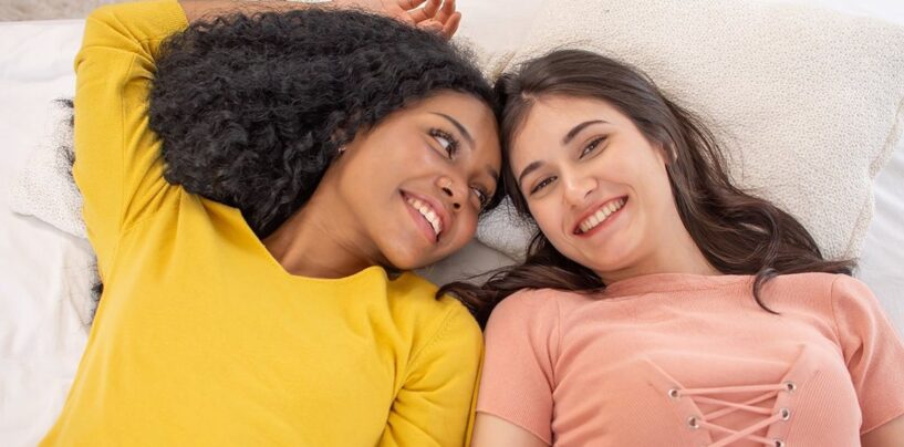 Voici les signes que vous pourriez être bisexuel, selon les experts