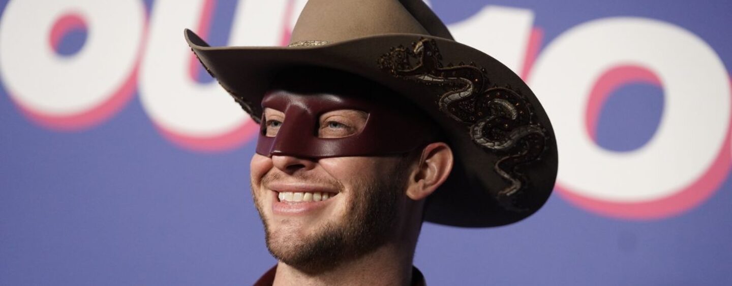 Orville Peck se montre franc lors de sa séance photo sur papier « complètement nu »