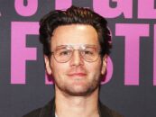 Jonathan Groff joue dans la nouvelle comédie romantique gay « A Nice Indian Boy »