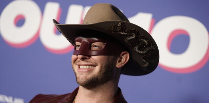 Orville Peck a bâillonné sa mère avec une séance photo « complètement nue » pour « Paper »