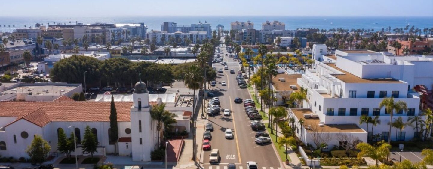 Un policier gay poursuit une ville de Californie, affirme que ses collègues ont mis de la nourriture pourrie dans ses affaires et plus encore