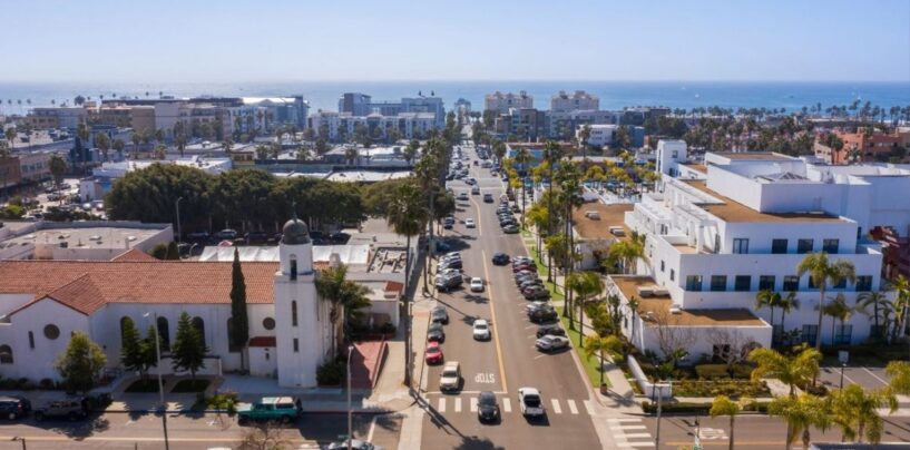 Un policier gay poursuit une ville de Californie, affirme que ses collègues ont mis de la nourriture pourrie dans ses affaires et plus encore