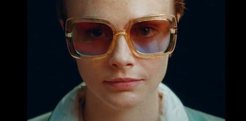 Cara Delevingne s'habille comme Elton John est peut-être la chose la plus gay que nous ayons vue toute l'année