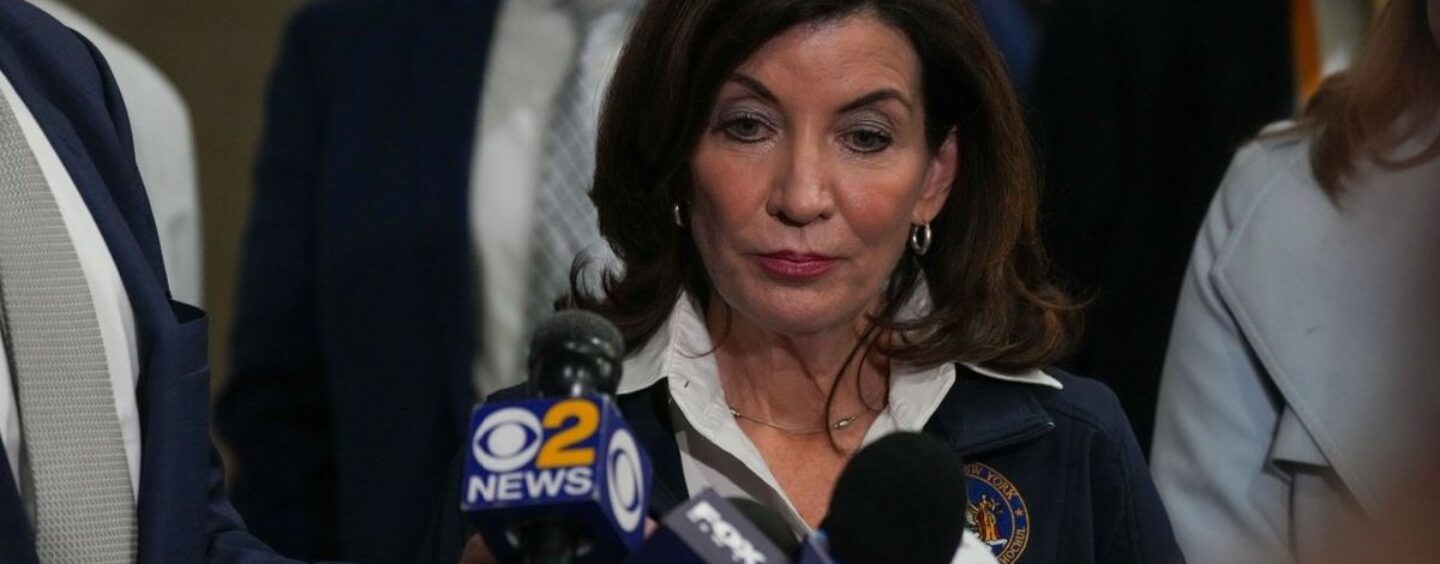Kathy Hochul s'oppose au projet de loi sur la protection financière introduit après les meurtres d'homosexuels