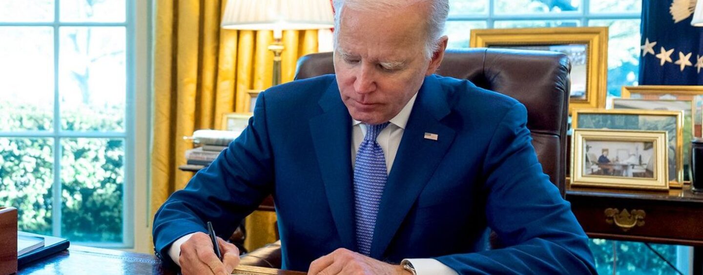 Le président Joe Biden signe le premier projet de loi fédéral anti-LGBTQ+ depuis des décennies