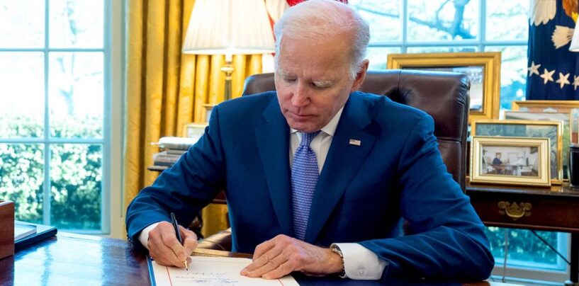 Le président Joe Biden signe le premier projet de loi fédéral anti-LGBTQ+ depuis des décennies