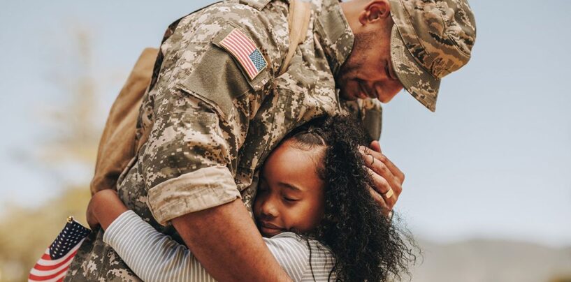 Les jeunes transgenres sont en danger alors que le budget de la défense anti-trans est promulgué par Biden