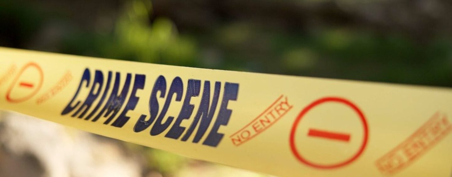 Un homme de New York saigne dans les bras de son mari après avoir été poignardé mortellement près d'un refuge pour sans-abri