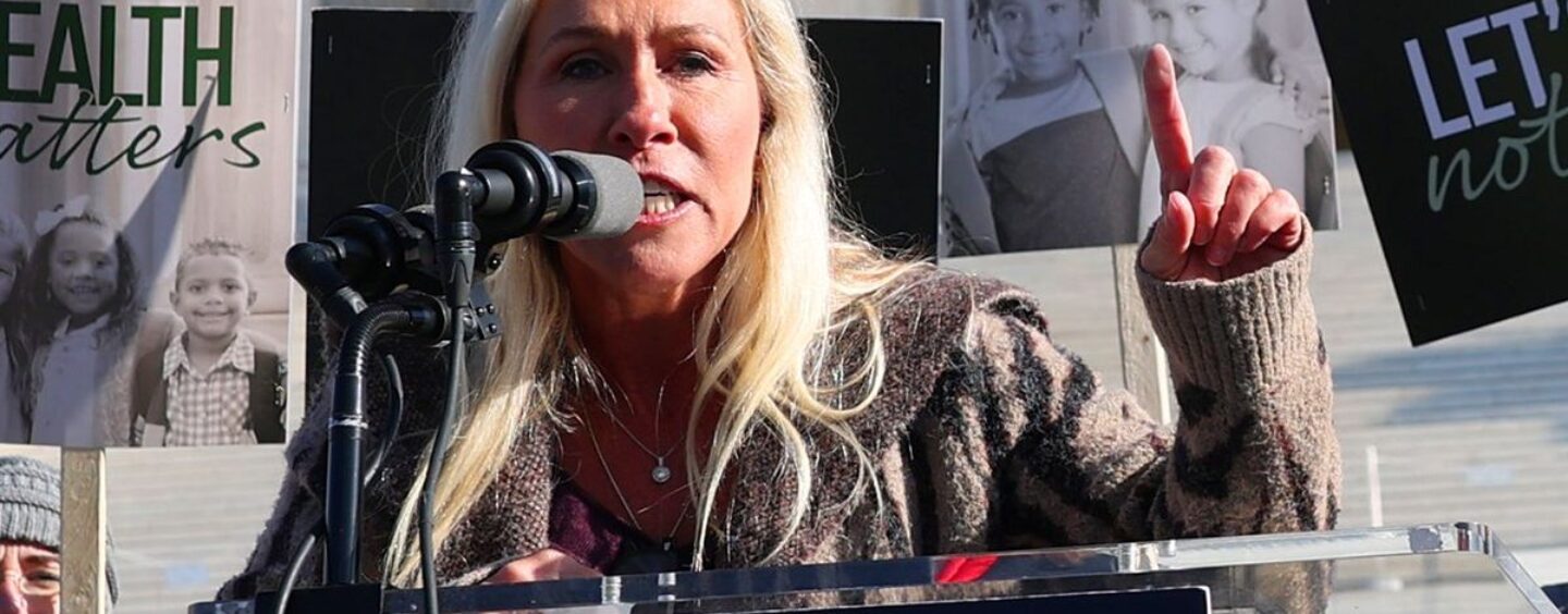 Marjorie Taylor Greene se fait huer après avoir parlé des enfants trans à la Cour suprême