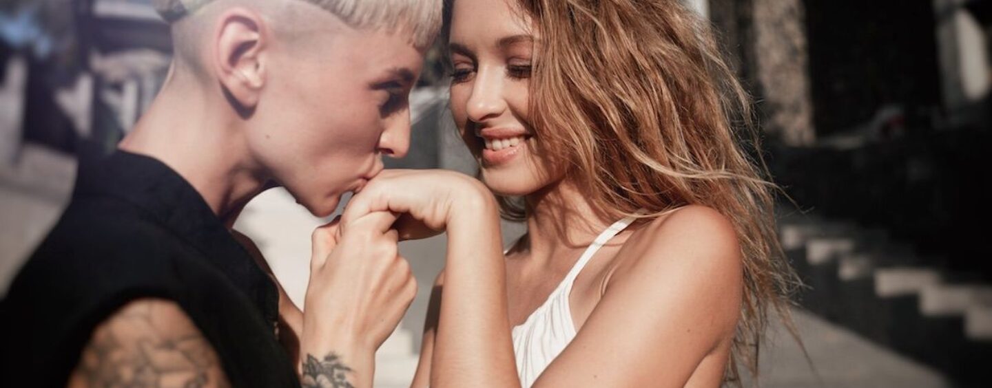 Qu'est-ce qu'un « petit ami lesbien » ? La tendance saphique expliquée