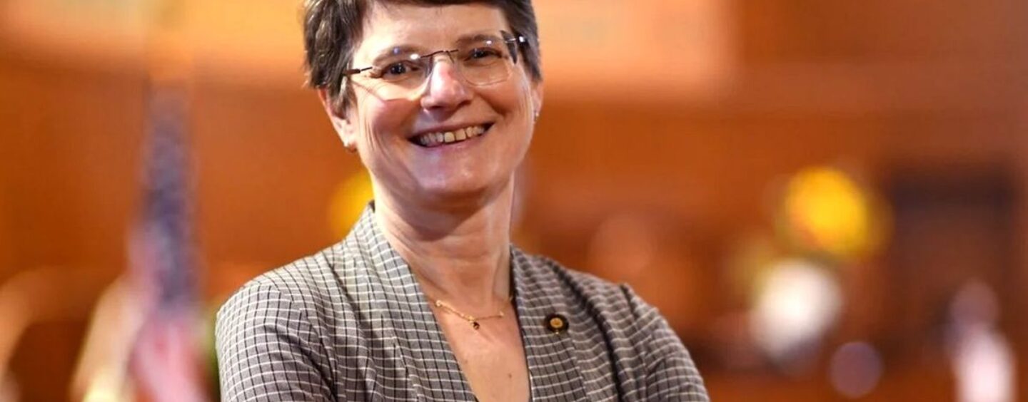 L’Oregon prête serment à la première trésorière LGBTQ+, le Dr Elizabeth Steiner