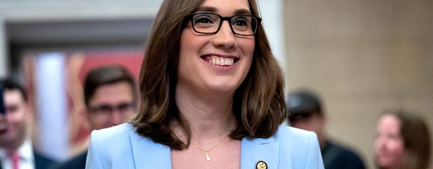 Sarah McBride présente son premier projet de loi au Congrès, qui cible les sociétés prédatrices de réparation de crédit.