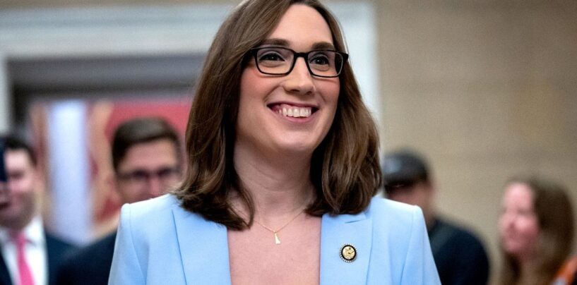 Sarah McBride présente son premier projet de loi au Congrès, qui cible les sociétés prédatrices de réparation de crédit.