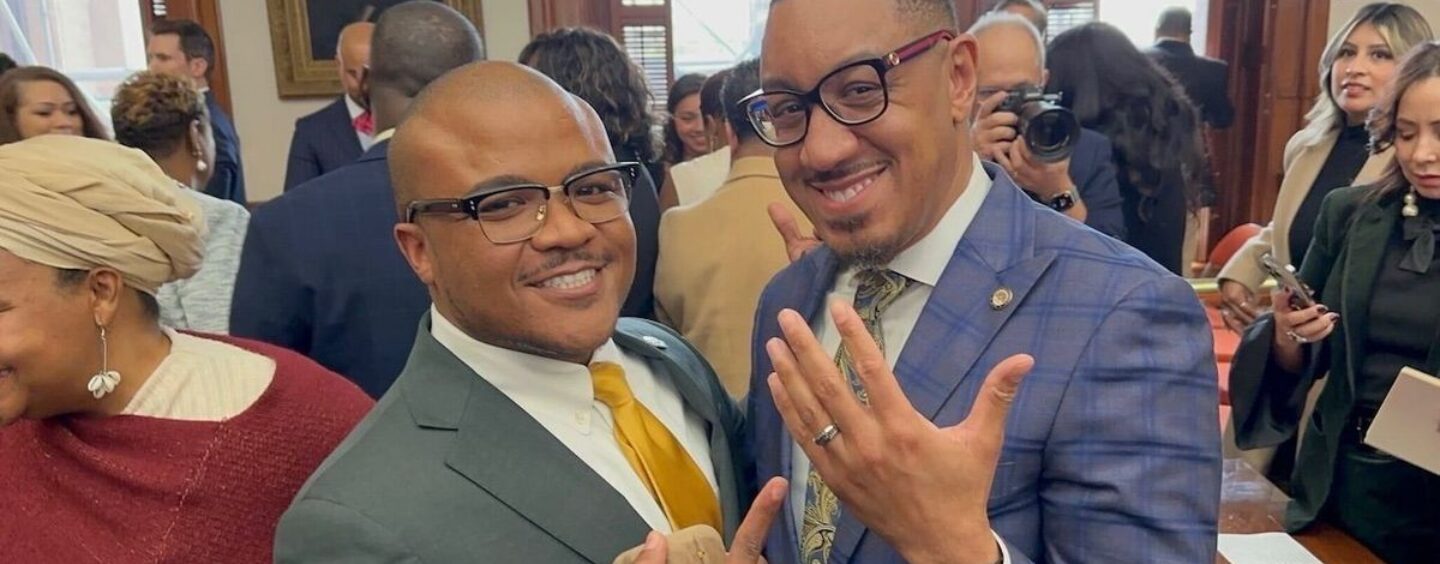Regardez un législateur gay du Texas proposer à son partenaire au Capitole de l'État