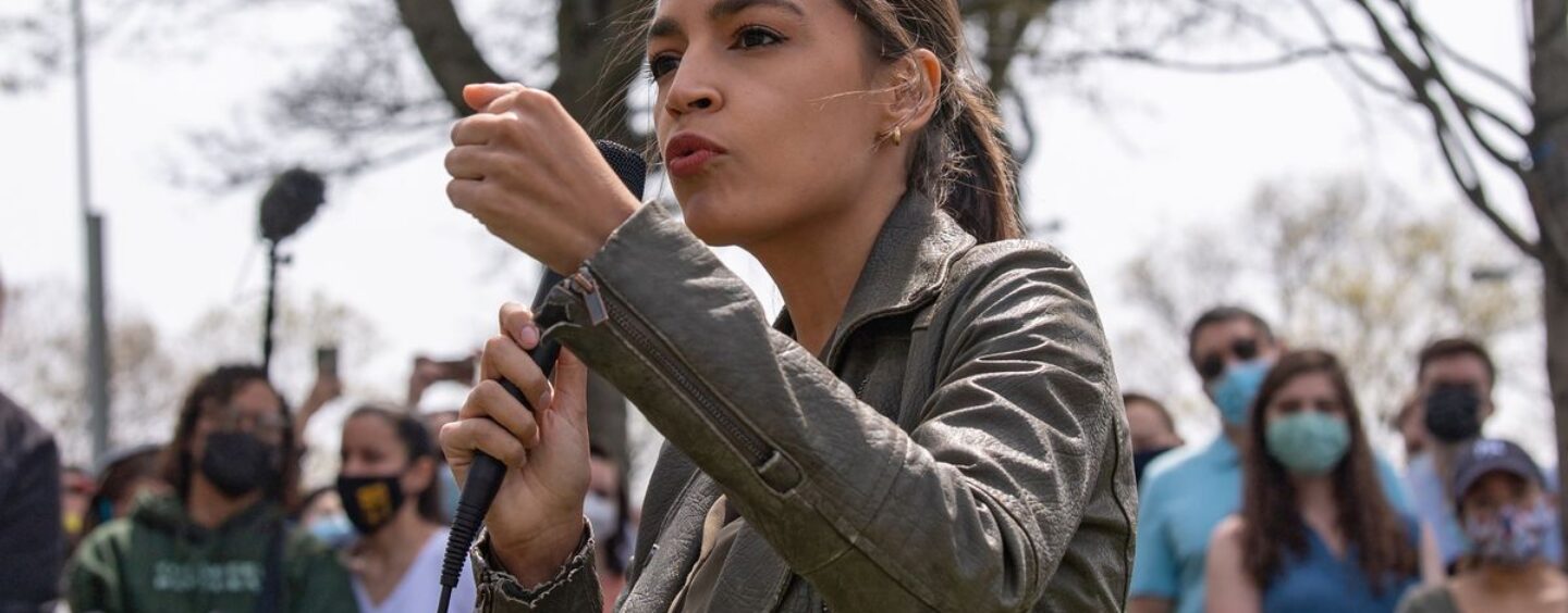 L'AOC exhorte les démocrates à « donner un foutu coup de poing » s'ils veulent repousser la haine républicaine LGBTQ+