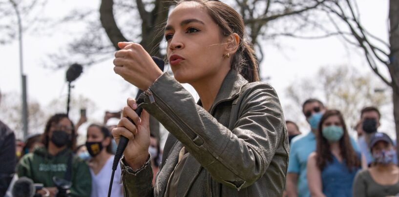 L'AOC exhorte les démocrates à « donner un foutu coup de poing » s'ils veulent repousser la haine républicaine LGBTQ+