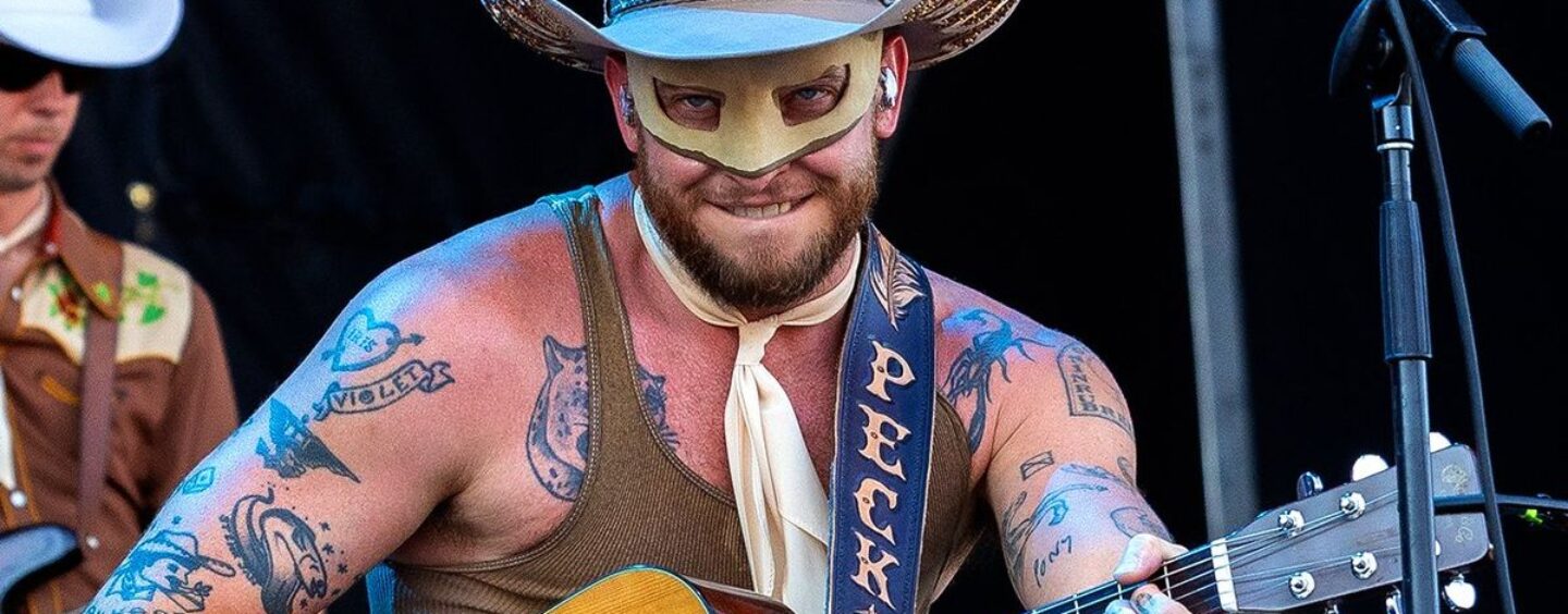Orville Peck va-t-il enfin démasquer pour ses débuts à Broadway ?